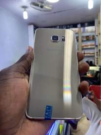 A picture of Samsung S6 edge plus duos 32gb 250k 0759979422 0773648988
