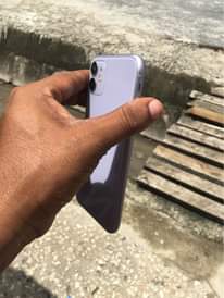 A picture of Iphone 11 Plain GB 128 Laini mbili