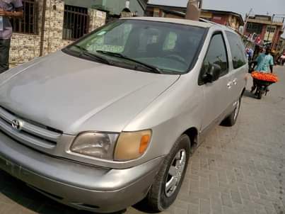 A picture of Toyota Sienna 99