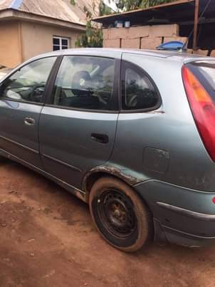 A picture of Nissan Tino 2004