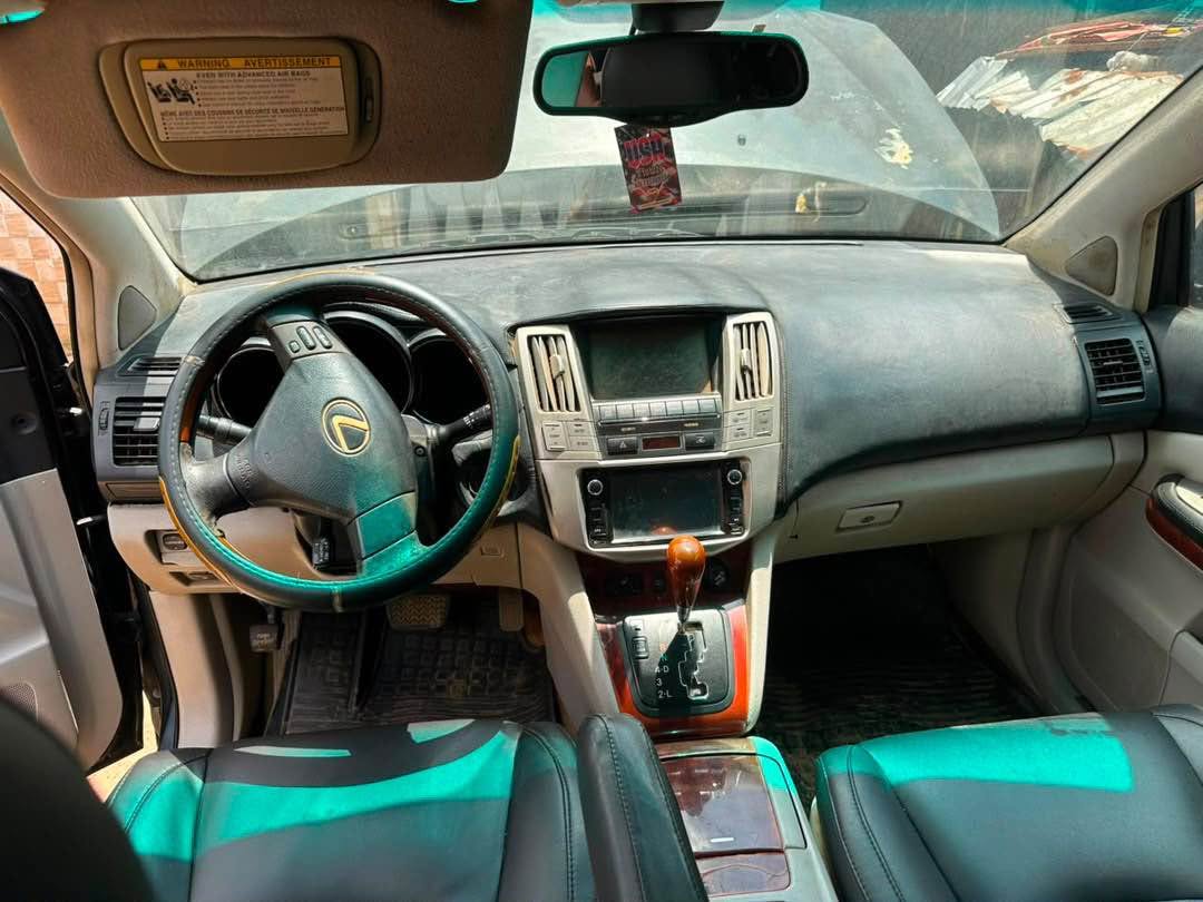 A picture of Lexus rx 330