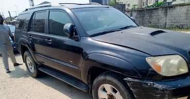 A picture of 2005 4runner Engine is weak but can travel First body