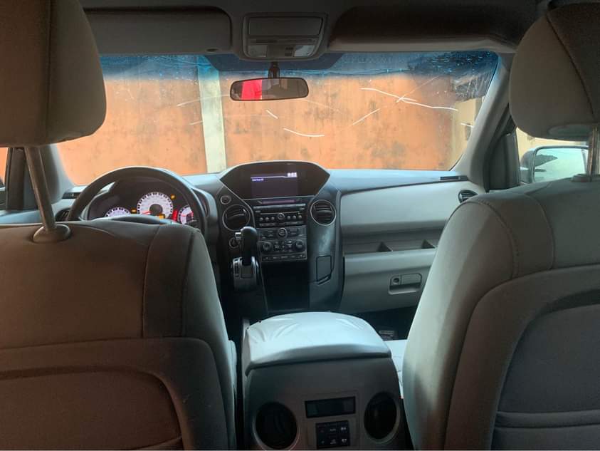 A picture of Honda pilot 2012