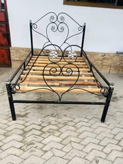 A picture of Nina uza Kitanda 4 6 Bei 125 tu nipgie 0689319654