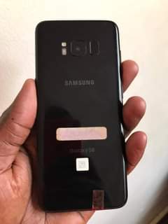 A picture of Samsung S8 at 220k With a slight crack n dot