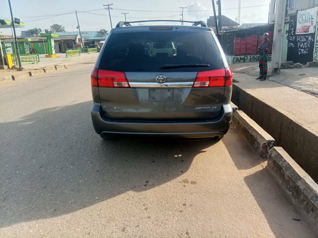 A picture of Toyota Sienna 06