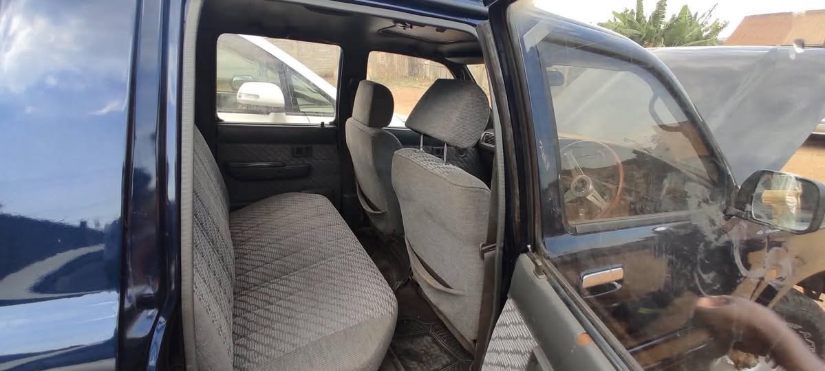 A picture of 1995 Toyota double cabin 107