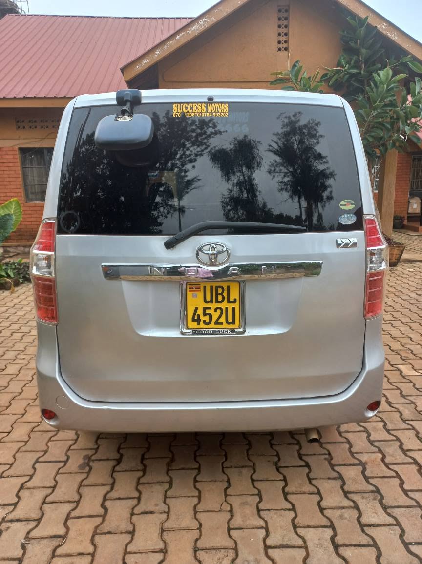 A picture of Toyota Noah 2010