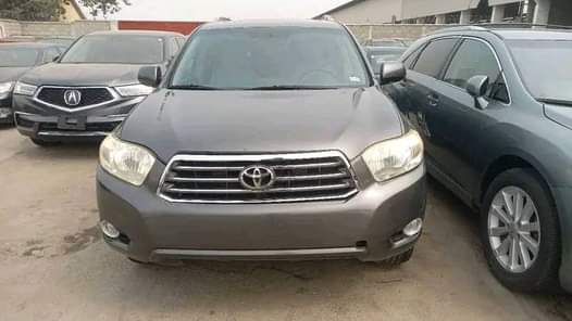 A picture of TOKUNBO TOYOTA HIGHLANDER YEAR MODEL 2010 TRANSMISSION Automatic CONDITION Buy