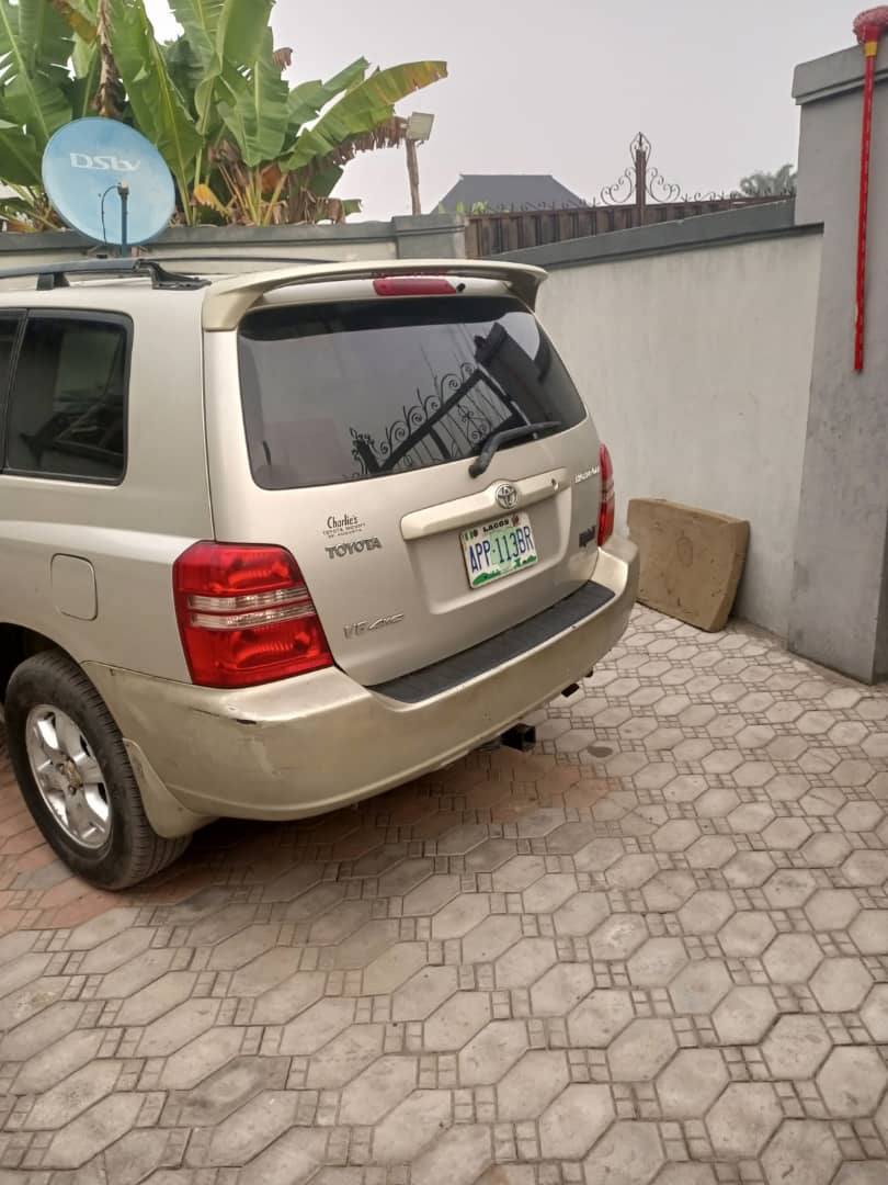 A picture of 04 Toyota Highlander