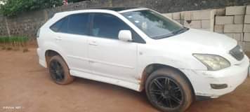 A picture of Lexus RX 330 baked on first body engine and gear