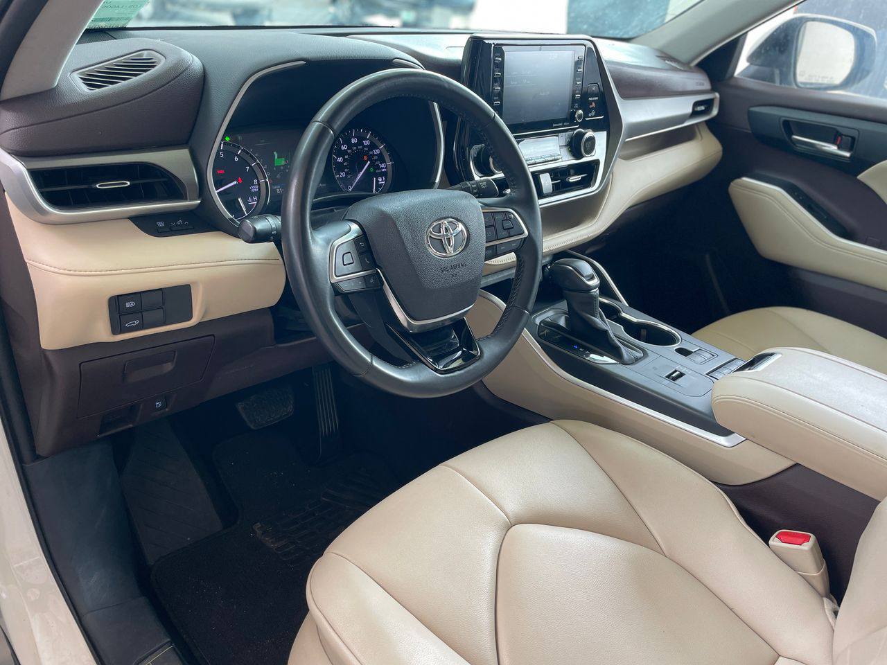 A picture of Foreign used 2020 Toyota Highlander XLE