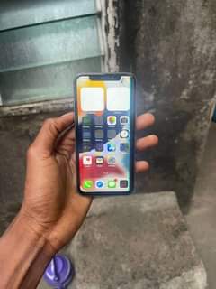A picture of Iphone x 256gb no face id and color line on