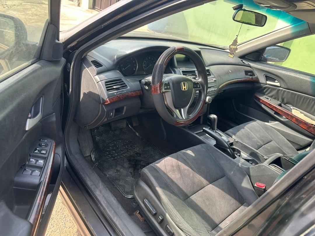 A picture of Honda Crosstour 2011 Engine gear AC all working great 5.5m