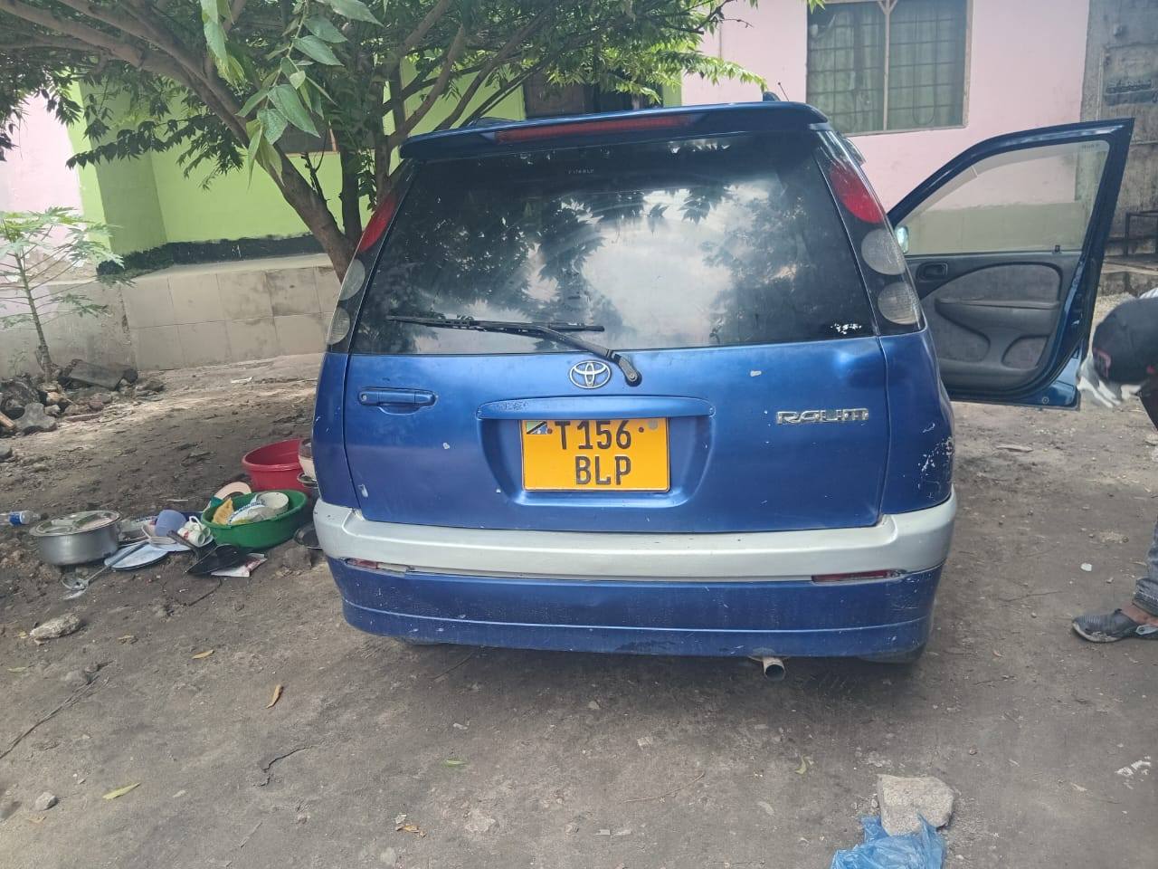 A picture of Toyota raum old