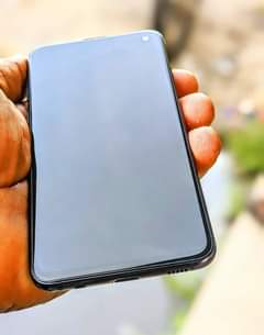 A picture of Samsung s10e