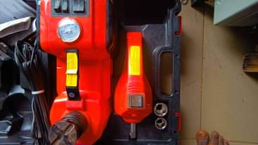 A picture of Electric car jack for sale with complete accessories