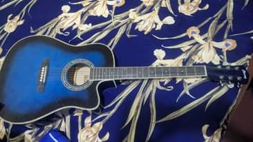 A picture of Guitar inauzwa Gongolamboto karibu na chuo Cha Kampala