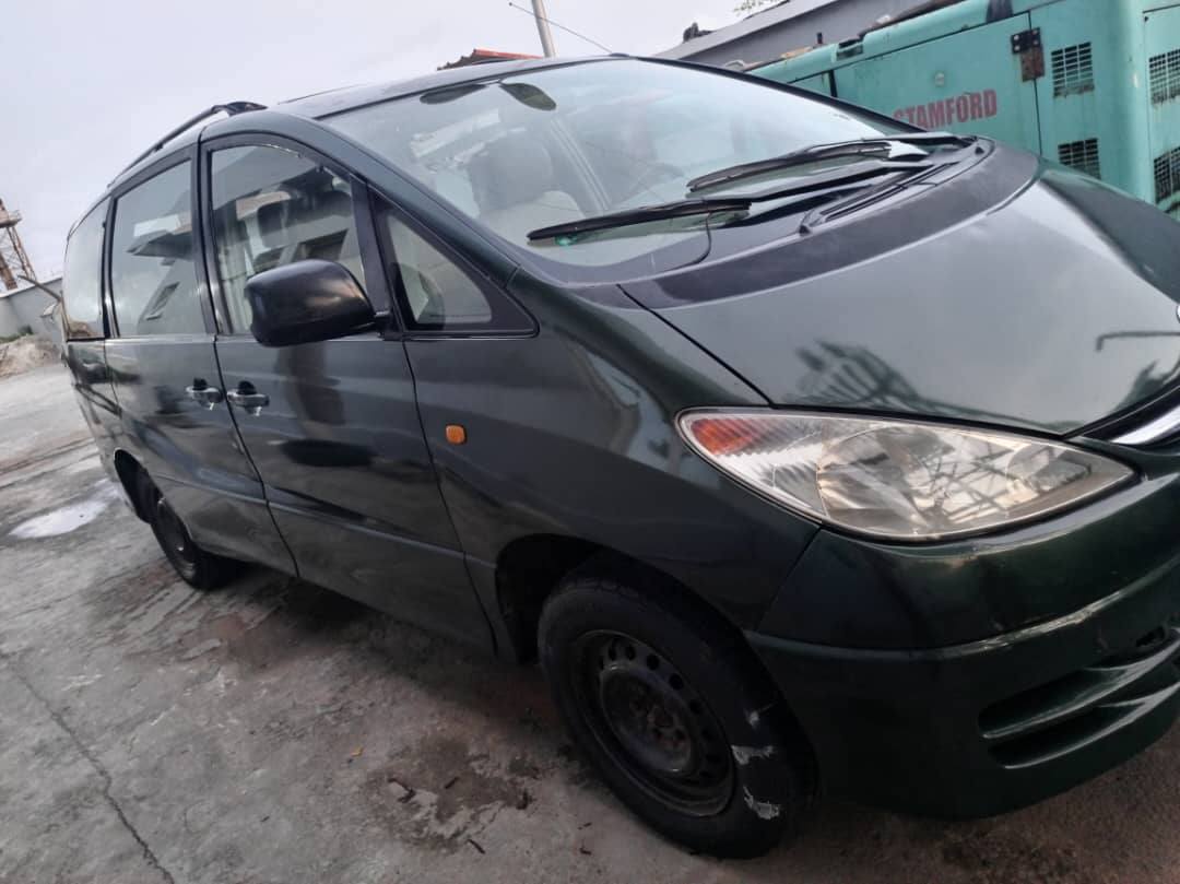 A picture of Toyota previa 04 going for 4.6m 