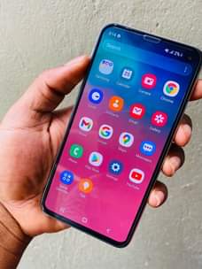 A picture of Samsung s10e