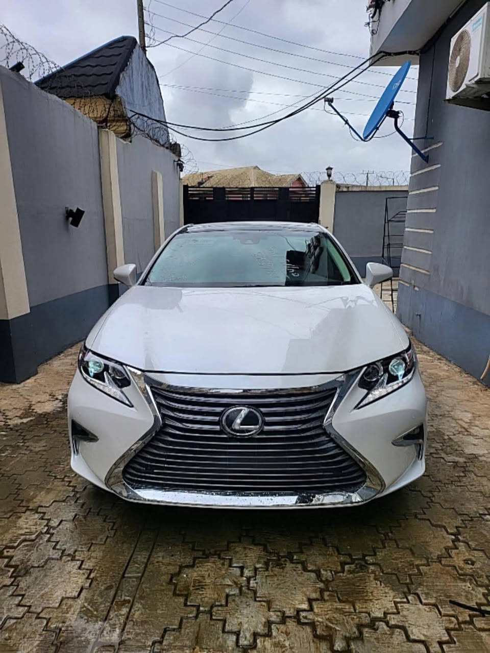 A picture of 2016 Lexus es 350