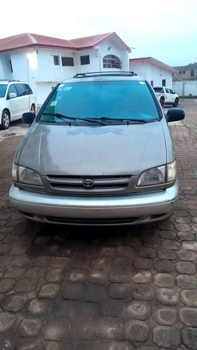 A picture of 1999 used partly first body Toyota Sienna for sale at