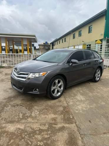 A picture of 2010 VENZA REG Pure toks standard fullest option with panoramic