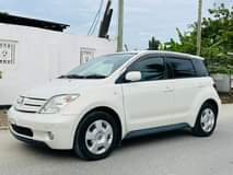 A picture of TOYOTA IST USED JAPAN PEARL WHITE