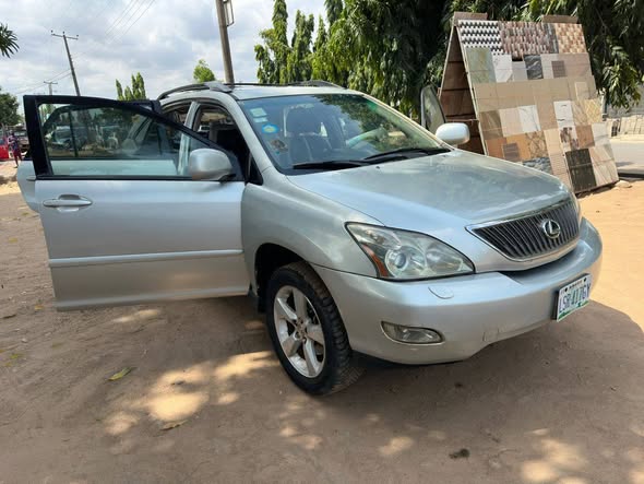 A picture of Lexus rx 330