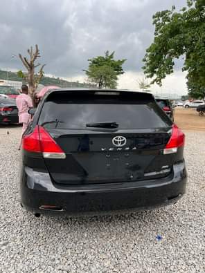 A picture of Distress clean sharp 2011 Venza fullest option keyless and pano