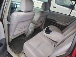 A picture of 3 rows 2004 highlander Available for inspection Engine gear ac