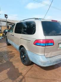 A picture of First body Toyota sienna 02