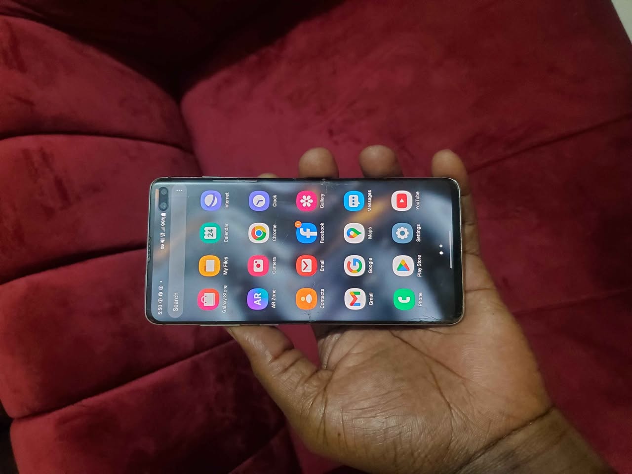 A picture of Samsung galaxy s10 cracked but working well at just 300k