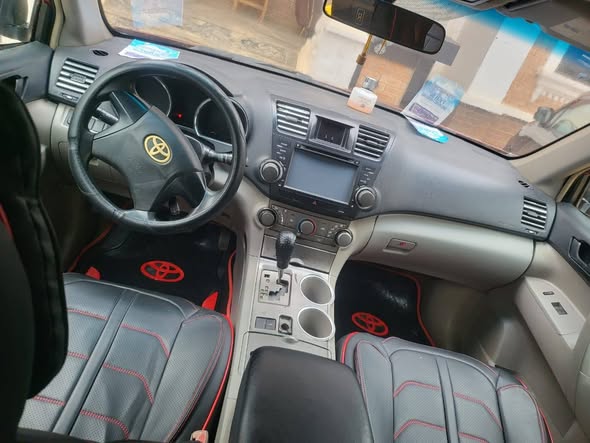 A picture of Clean Toyota Highlander 08 upgraded to 012