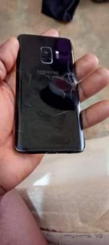 A picture of samsung galaxy s9 ina crek kwenye mfunio tuuuu