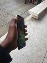 A picture of Samsung s9 haina mbabamba yoyote ile ipo clean haina dog