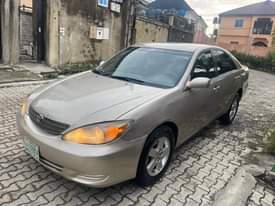 A picture of 2004 Toyota Camry First body