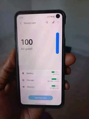 A picture of Samsung galaxy s10e clean