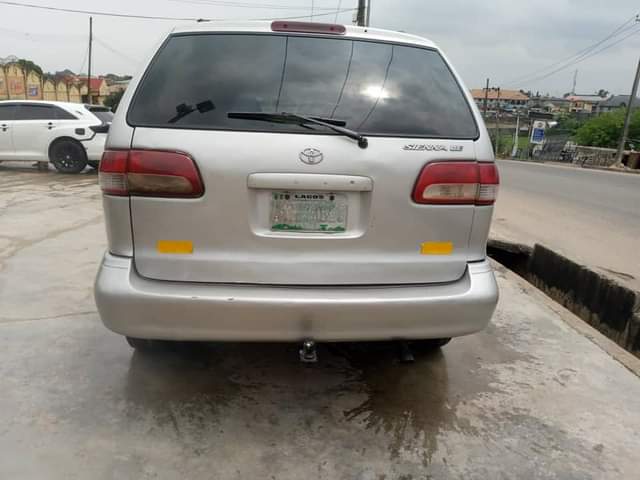 A picture of Toyota sienna 2002