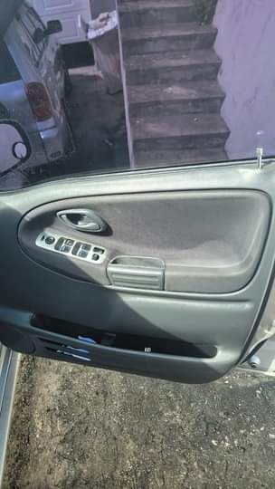 A picture of 2005 Suzuki grand vitara. Must go now.