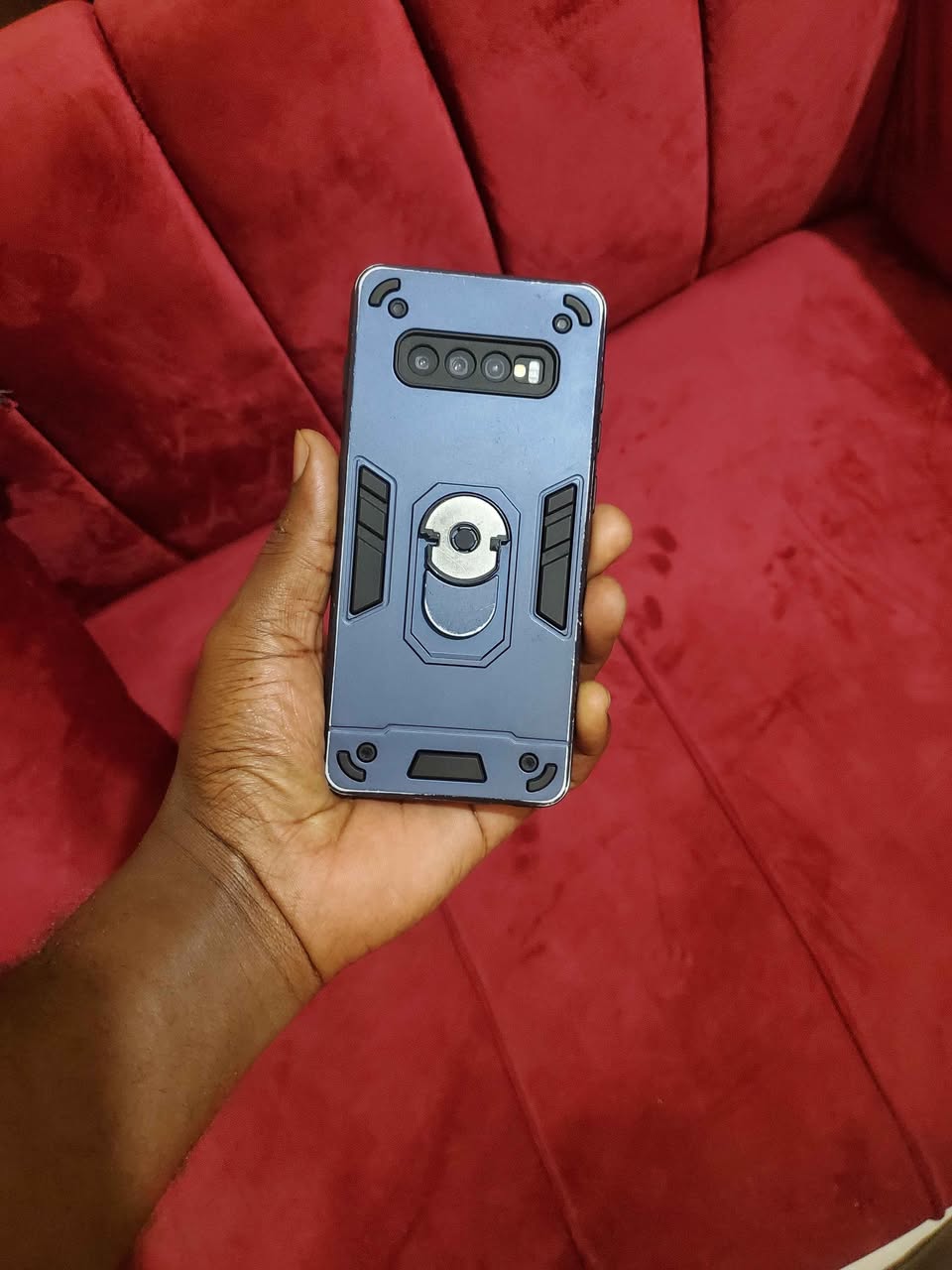 A picture of Samsung galaxy s10 cracked but working well at just 300k