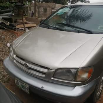 A picture of Toyota sienna 2000 model xle version