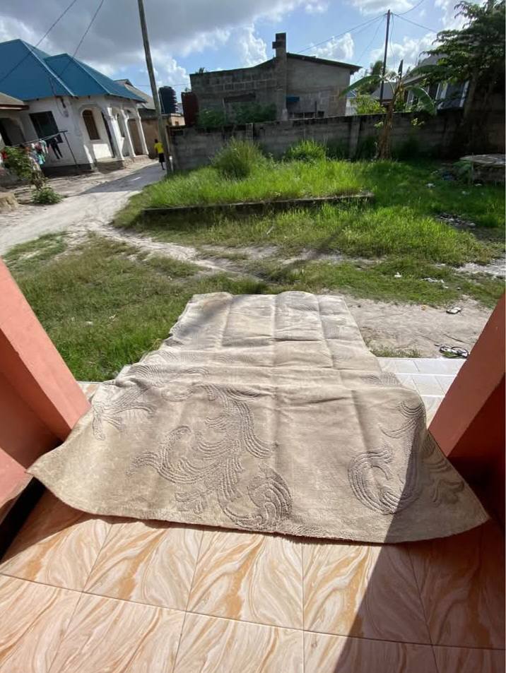 A picture of Oya wanangu nauza zulia nataka 75k nicheki 0652937322