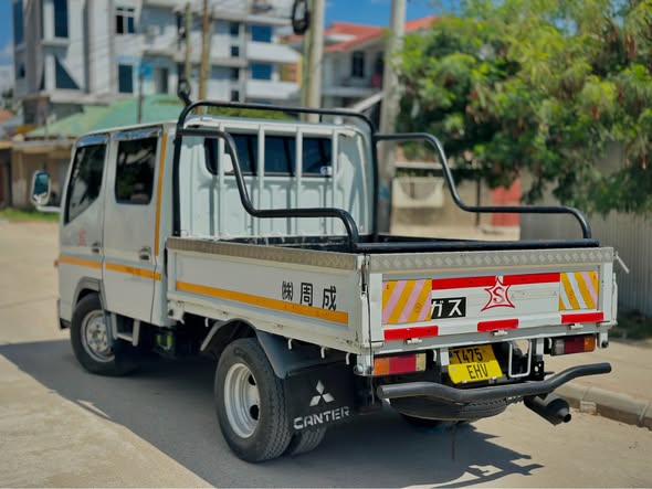 A picture of MITSUBISHI CANTER