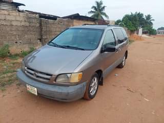 A picture of Toyota sienna