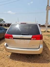 A picture of Toyota Sienna 2004 model