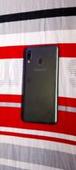 A picture of Samsung A20 bado ikon poa sna