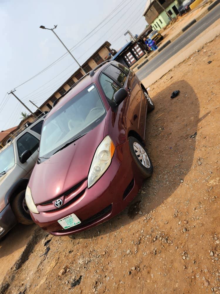 A picture of Quick deal owner needs money Super TOYOTA SIENNA 08 MODEL