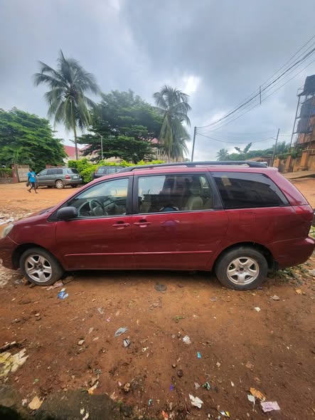 A picture of 2005 Toyota sienna