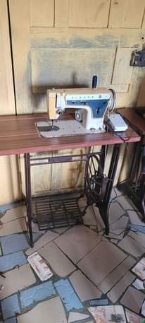 A picture of Singer Manual and electric botton hole machine with straight sewing